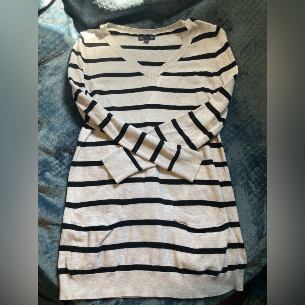 Gap brand, size small, sweater with front pockets